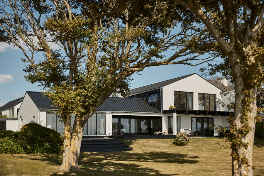 A very fine roof and façade solution on Funen, Strandvej 54B, Ballen, 5762 Vester Skerninge